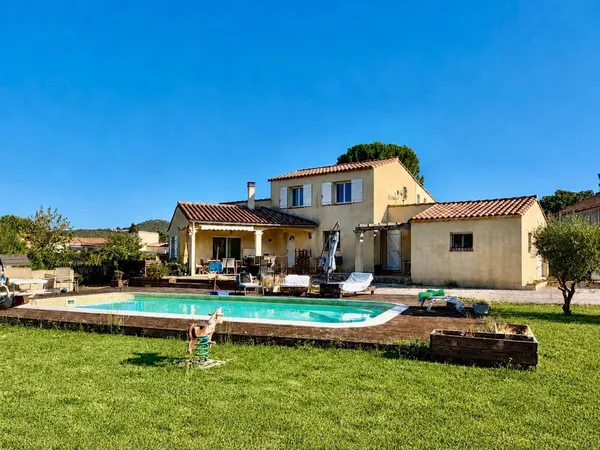 Maison familiale avec 4 chambres, piscine et hangar