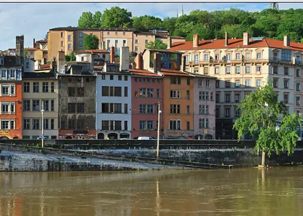 Loue charmant T3 rénové, 74m², meublé, 3è étage vue Saône et colline Fourvière
