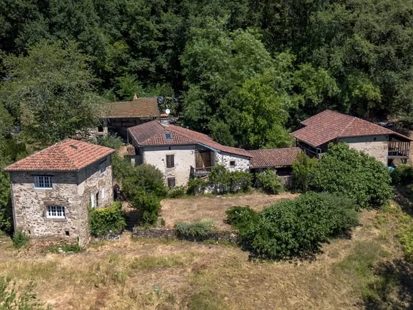 Environs de Figeac: Ensemble de deux maisons en pierre et dépendances avec 20 hectares