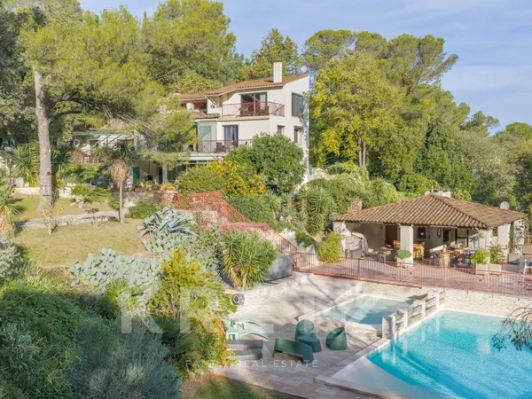 Nîmes - Propriété d'exception avec dépendances et terrain de tennis sur 7000m2 de terrain paysager