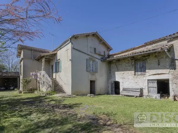 Authentique corps de ferme avec 3 hectares et dépendances.