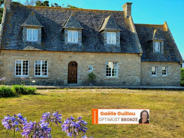 CLÉDER - Propriété familiale en bord de mer avec vaste terrain de 4200 m².