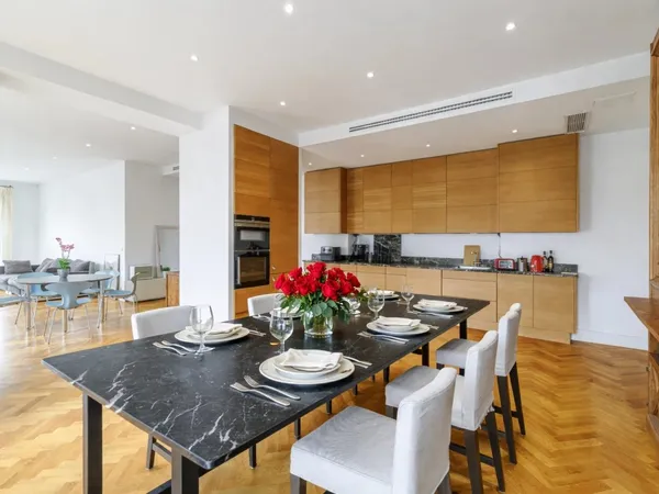 Carré d'or: Appartement 4/5 pièces, dernier étage 170 m², balcons