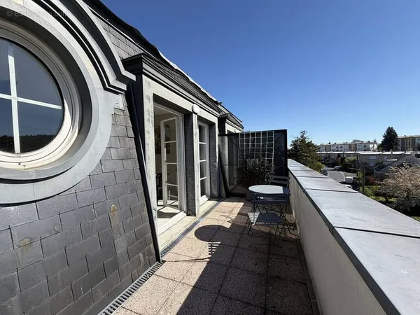 Superbe dernier étage avec terrasse, parking en sous-sol