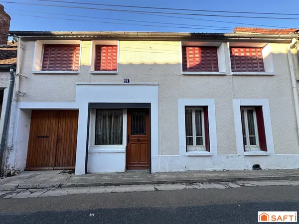 Maison de ville au calme avec garage et grandes dépendances, en plein centre de Villeneuve-sur-Yonne
