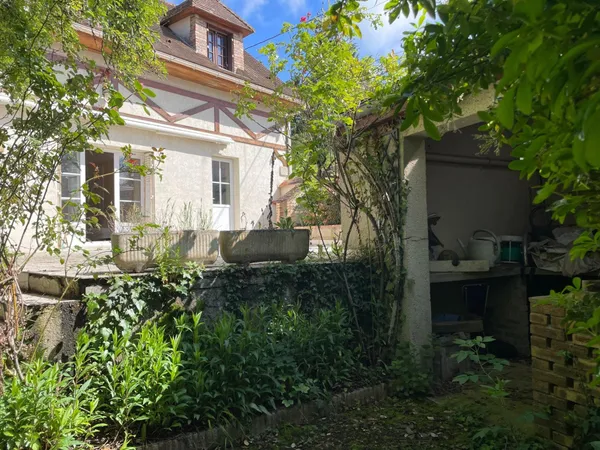 Maison de 183m² avec 5 chambres sur jardin de 608m² avec garage attenant.