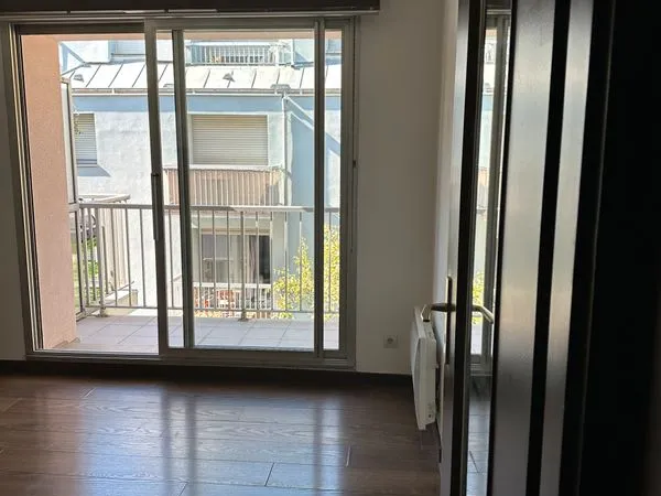 Beau Studio avec balcon