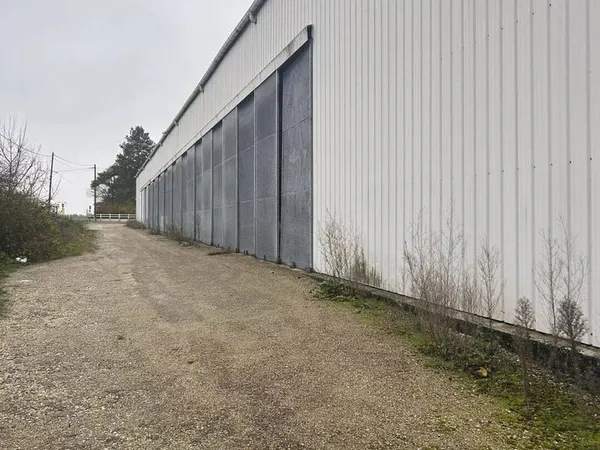 Entrepôt 1200 m²
