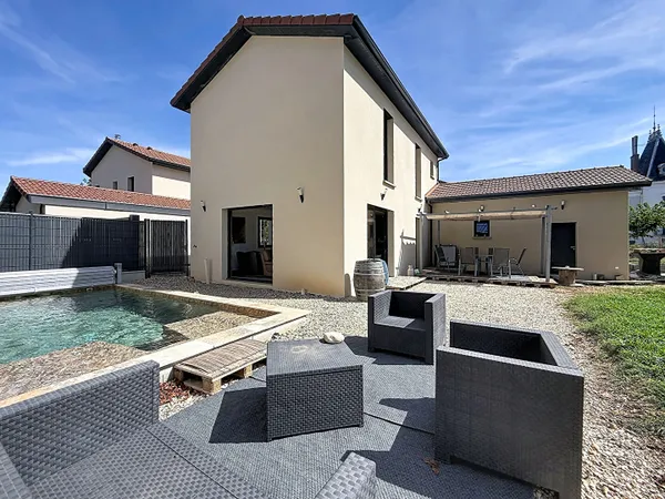 Maison moderne sur la commune de Beligneux , piscine , terrain, garage, 3 chambres