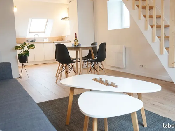 T2 DUPLEX MEUBLÉ 57 m² - 7 MIN VANNES - PARKING - 690 CC