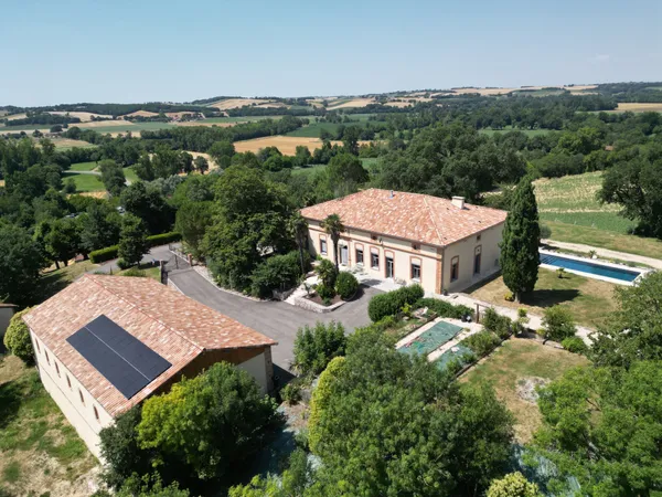 Propriété entièrement rénovée de 323 m2 avec piscine et dépendances