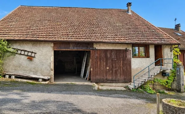 AMBLEON (01) À 10 minutes de Belley - Maison 150 m², 4 chambres, terrain clos de 2 140 m² et grange 