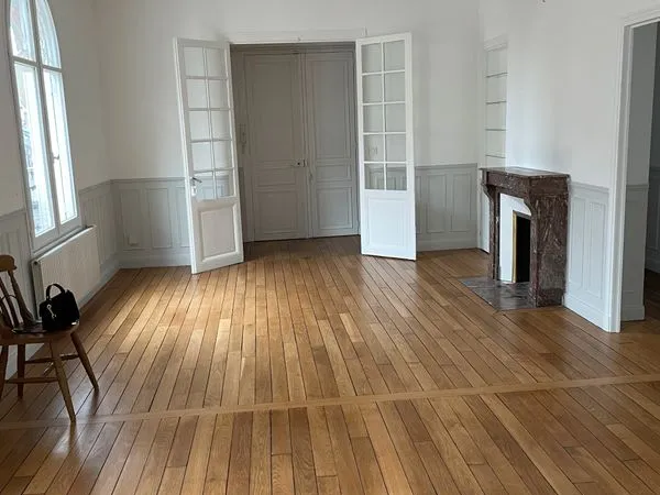 Appartement type Haussmanien en plein centre ville avec parking