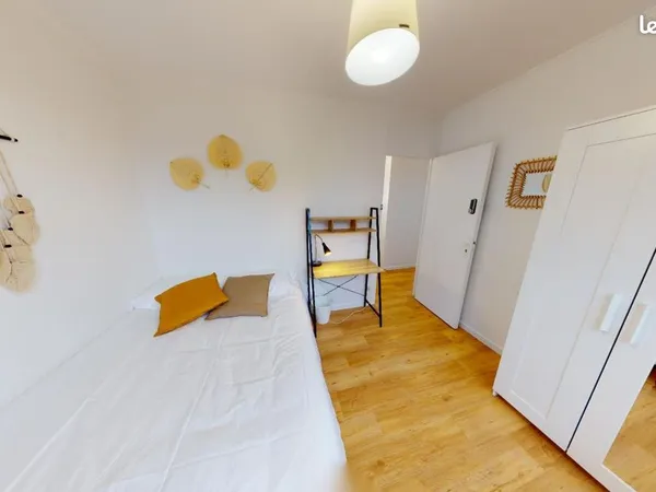 Chambre 5 pièces 75 m²