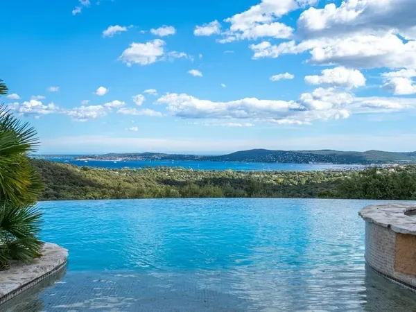 SUPERBE MAISON HAUT GRIMAUD