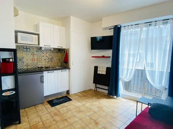Charmant STUDIO MEUBLÉ à louer à l'année