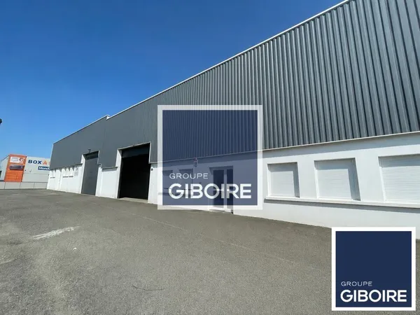 Local industriel 965 m²