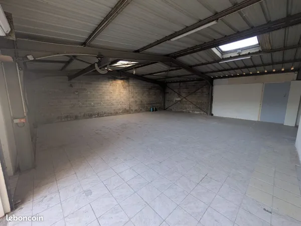 Local de stockage / dépôt / entrepôt / garde-meuble 152 m2