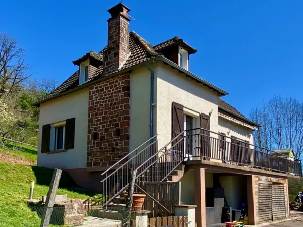 Collonges-la-Rouge Maison 122m² atelier 80m², parkings couverts, terrain 1 000m² prés pour animaux
