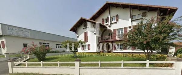 MAULÉON-LICHARRE - À 5 MINUTES DU CENTRE-VILLE ENSEMBLE IMMOBILIER DE 925 M² AVEC TROIS HABITATIONS,