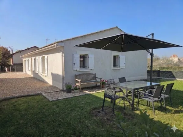 Pavillon indépendant T5 de 109 m², très bon état, sur un terrain clôturé de 562 m² situé à Gensac, p