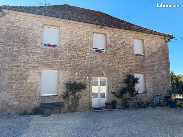 LOCATION RARE, IDEAL POUR UNE FAMILLE AVEC ENFANTS, T4 avec terrain extérieur entièrement clôturé, r