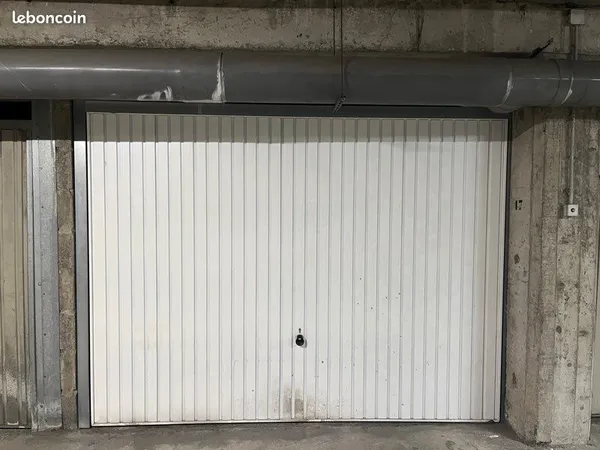 Box 24m2 sécurisé proche Saint Anne