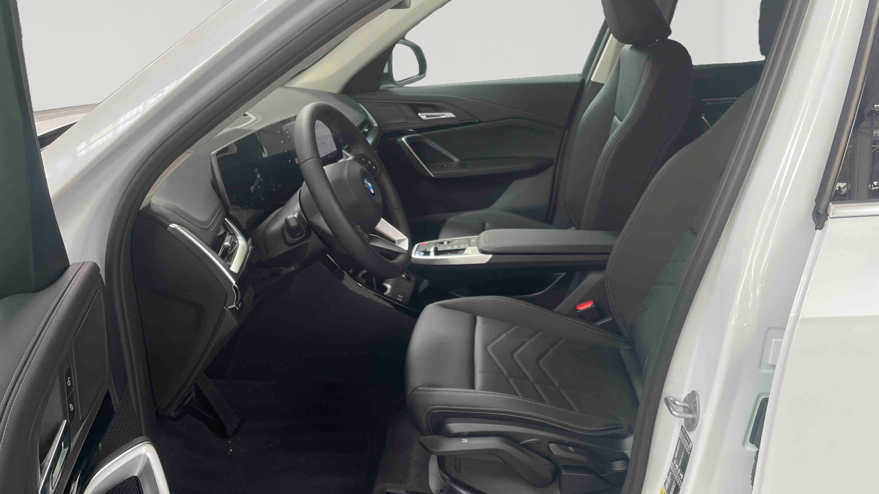 BMW iX1 eDrive20 — photo 11