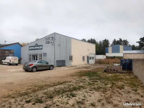 Bâtiment commercial occupé à vendre