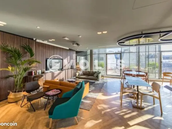 Bureau 733 m²