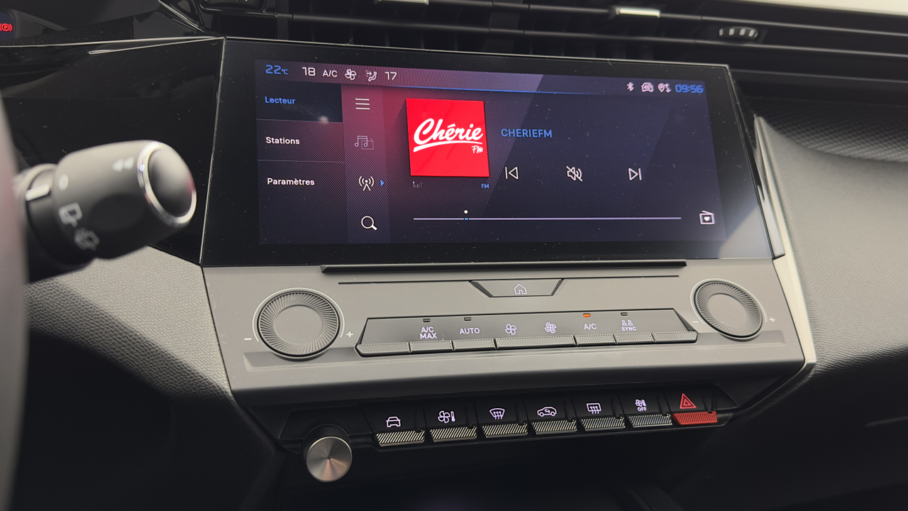 Peugeot 308 SW PHEV 180 e-EAT8 — photo 24