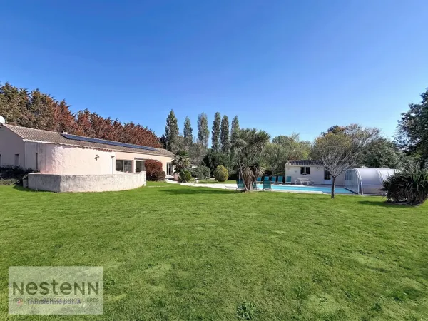 Pension Canine et Maison spacieuse à vendre à Sallertaine avec piscine et grand terrain