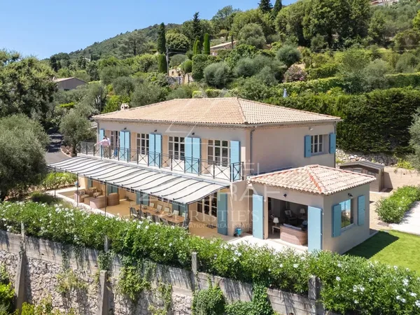Villa familiale avec vue panoramique dans un domaine résidentiel
