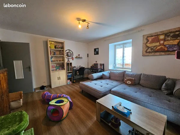 Petite maison mitoyenne au centre