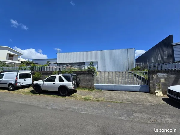 Local 456 m² Sainte-Marie