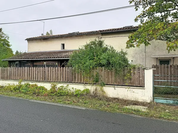 Maison de 100m², avec petit jardin et véranda.