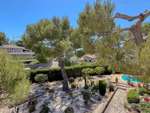 Charme Imprenable & Toit-Terrasse Privatif à Roquebrune-Cap-Martin - Quartier Résidentiel de La Torr