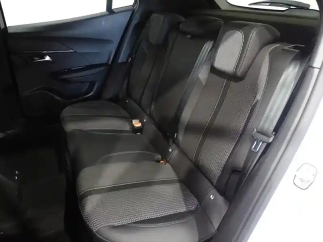 Peugeot 2008 e- 136ch gt — photo 8