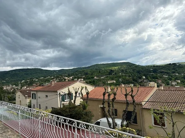 Investissement locatif : Maison divisée en 2 appartements loués avec terrasse et garage