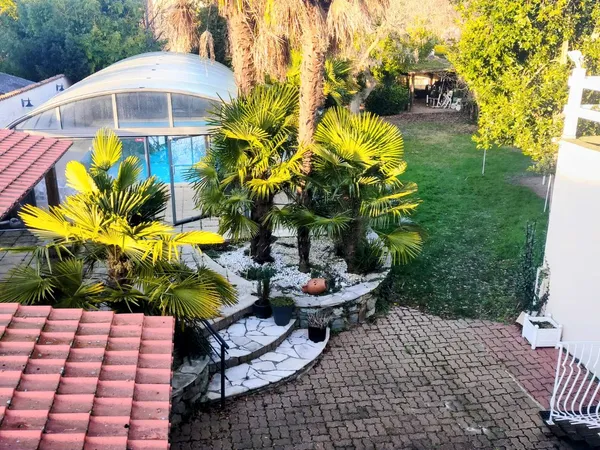 Maison de 329 m2 habitable, élevée sur 1120 m2 de terrain.