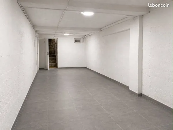 Box de 20 m² à louer à Lille, située à proximité de Porte de Douai