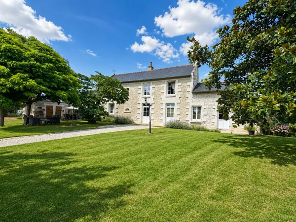 À DÉCOUVRIR BEL ENSEMBLE IMMOBILIER AVEC DÉPENDANCES ET LO