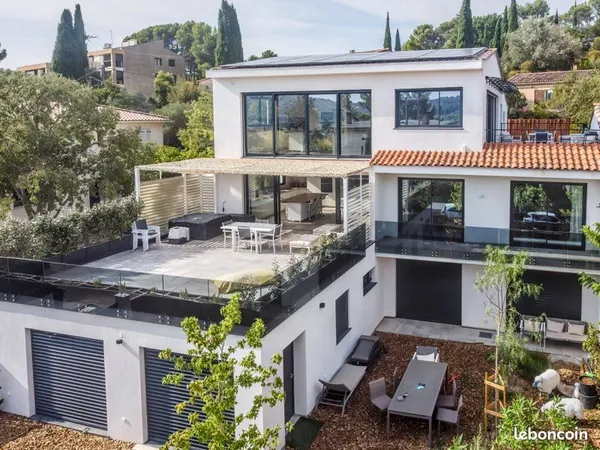 Appartement penthouse neuf T4 dans villa, climatisé