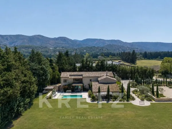 Mas provençal de standing avec piscine - À proximité du Luberon pour 10 personnes