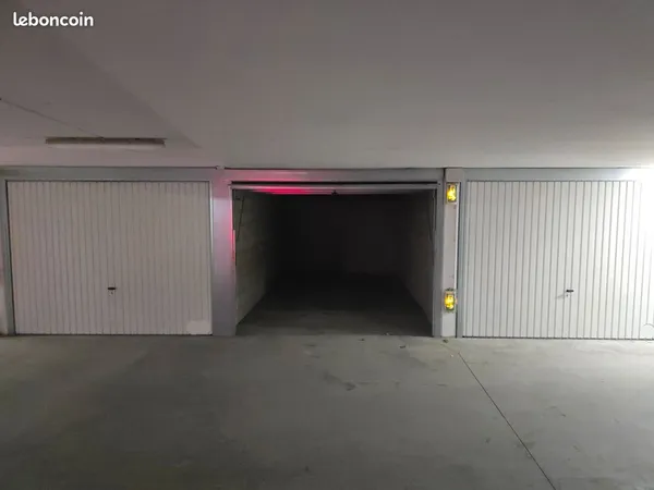 Box fermé en sous-sol - résidence sécurisée - à 200 m de la gare plaisir-grignon