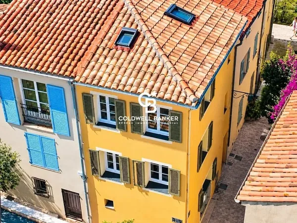SAINT-TROPEZ - AUTHENTIQUE MAISON DE VILLAGE AVEC VUE MER