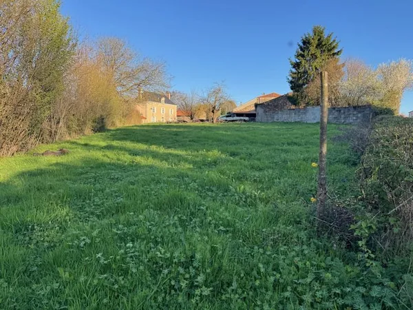 Beau terrain à bâtir en centre bourg
