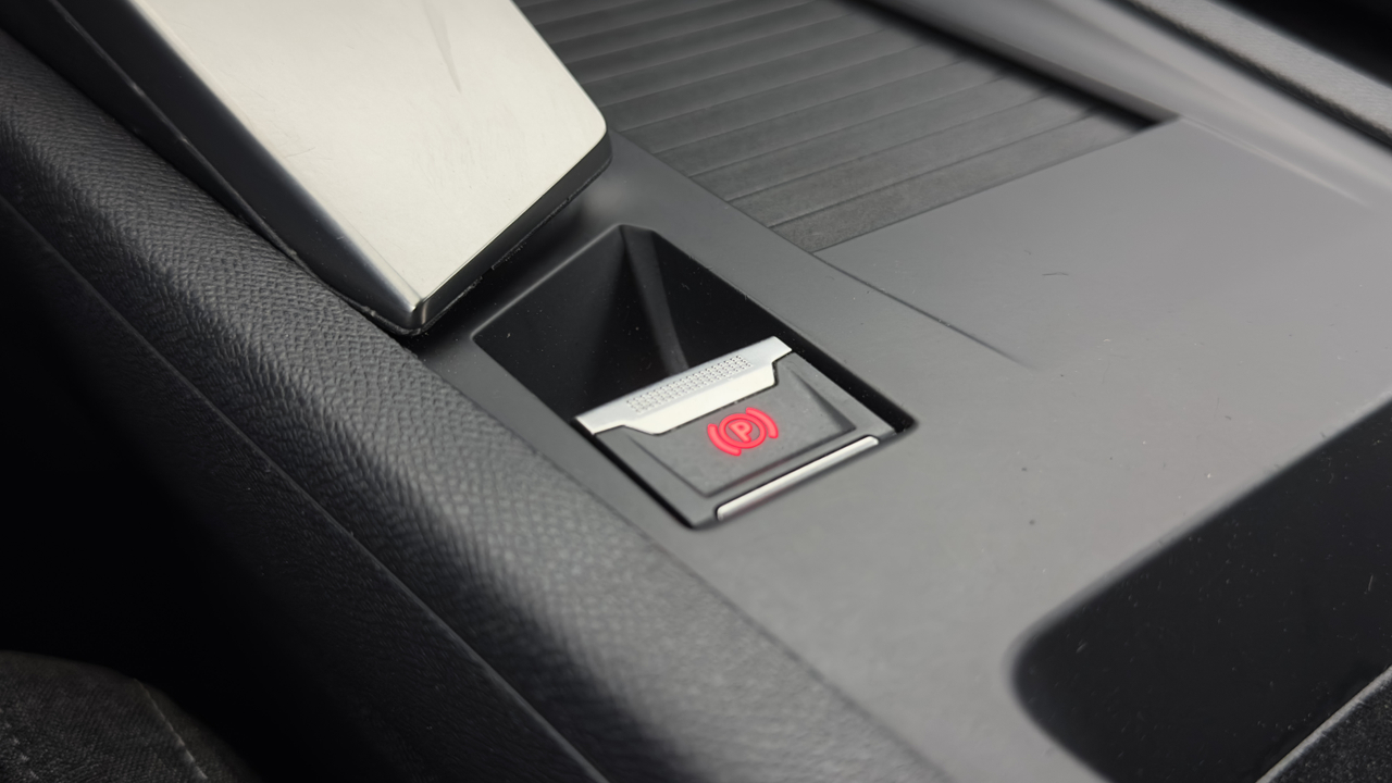 Peugeot 308 SW PHEV 180 e-EAT8 — photo 34