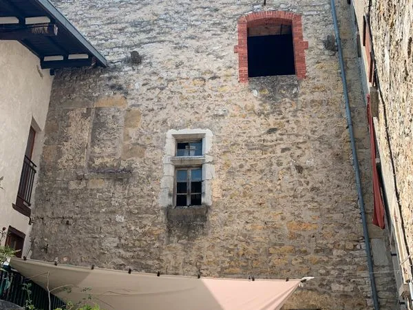 LA TOUR DE PONCIN — Tour ancienne à restaurer, coeur médiéval, secteur patrimonial protégé, Vallée d