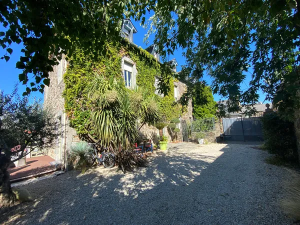 A vendre Maison centre ville Dol De Bretagne 290 m² avec piscine et hangars